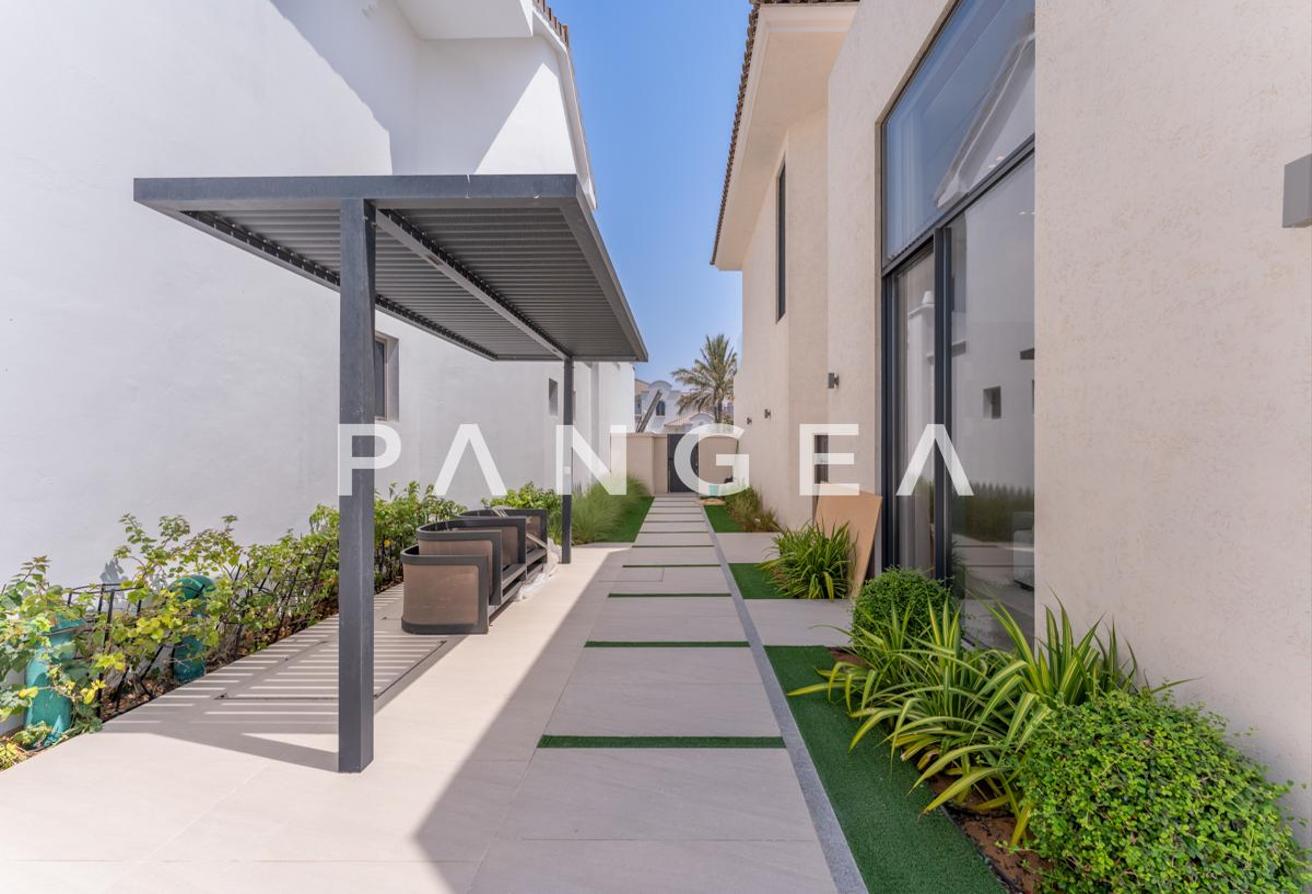 Exceptional Beachfront Turnkey | Renovated | Furnished photo 21