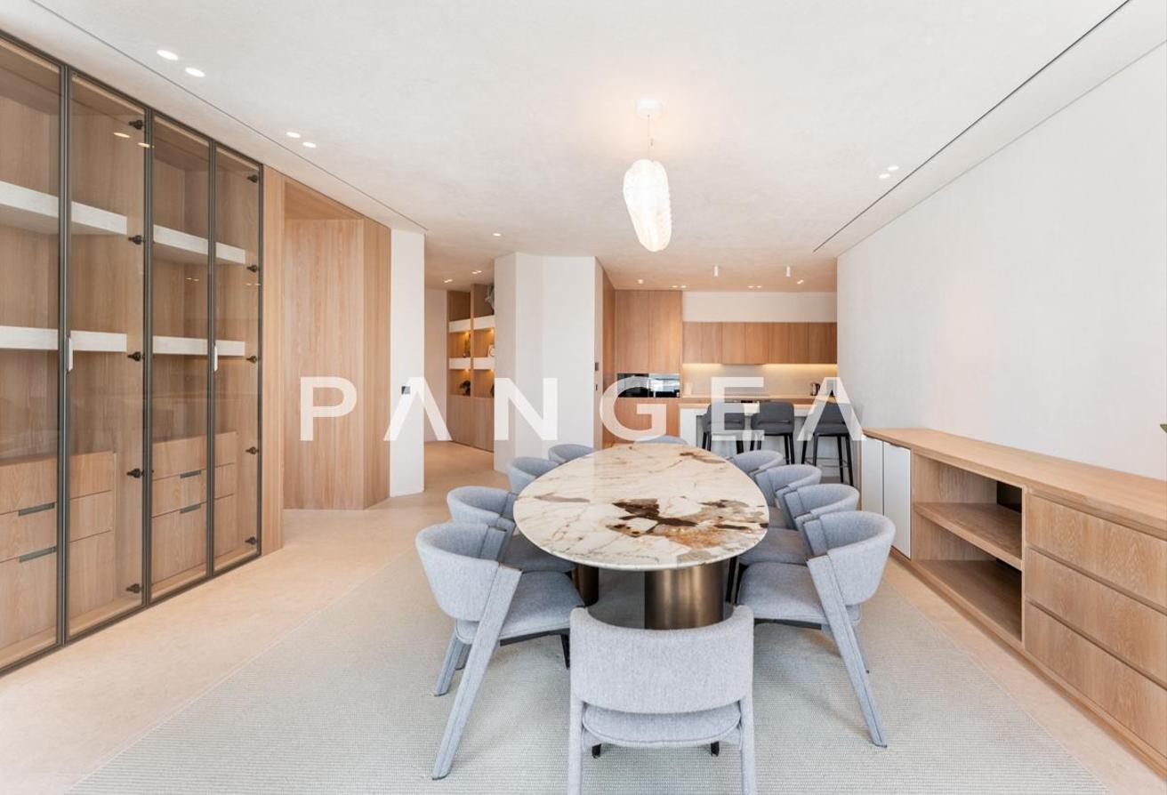 Exceptional Beachfront Turnkey | Renovated | Furnished photo 7