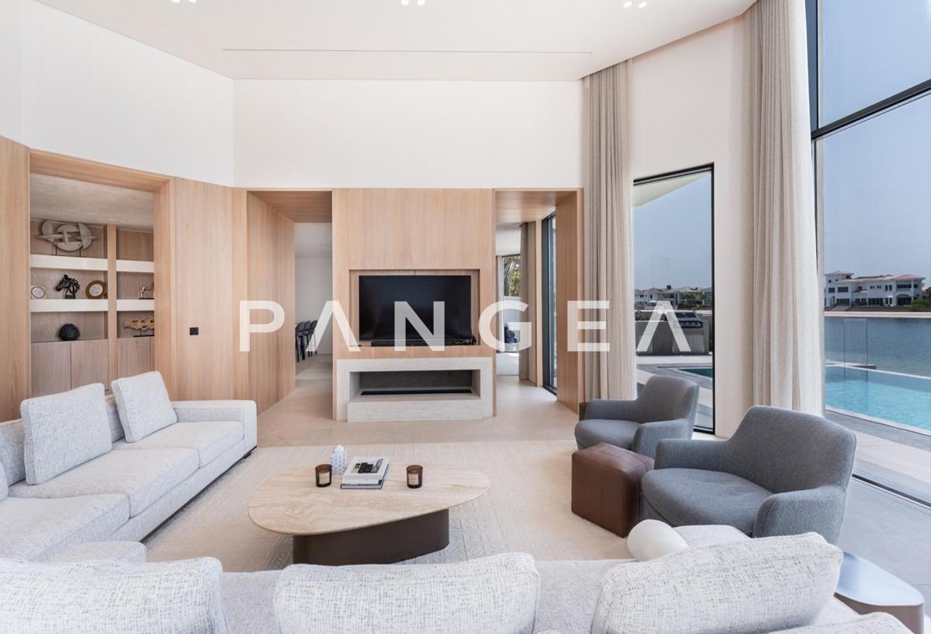 Exceptional Beachfront Turnkey | Renovated | Furnished photo 4
