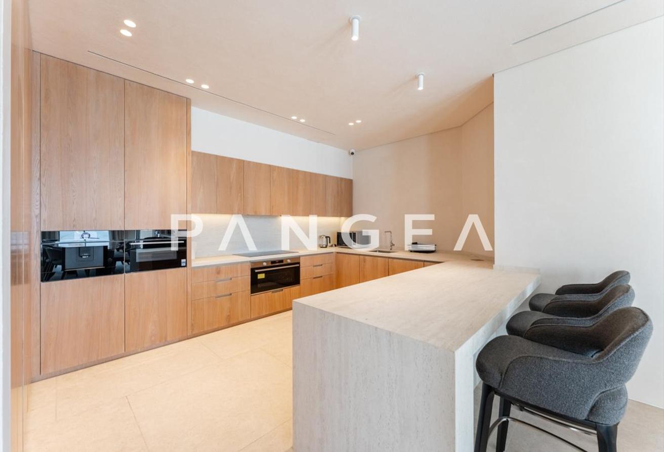 Exceptional Beachfront Turnkey | Renovated | Furnished photo 8