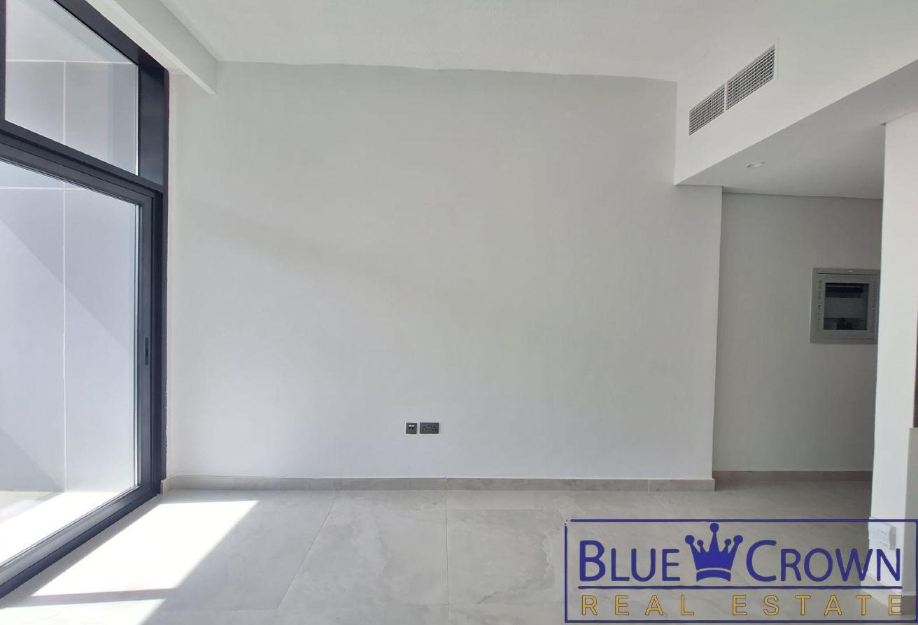 Bright Studio Apartment with Large Windows photo 9