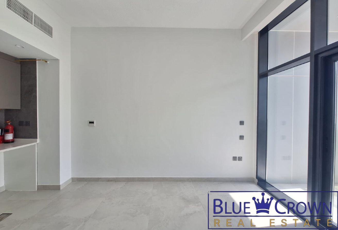 Bright Studio Apartment with Large Windows photo 8