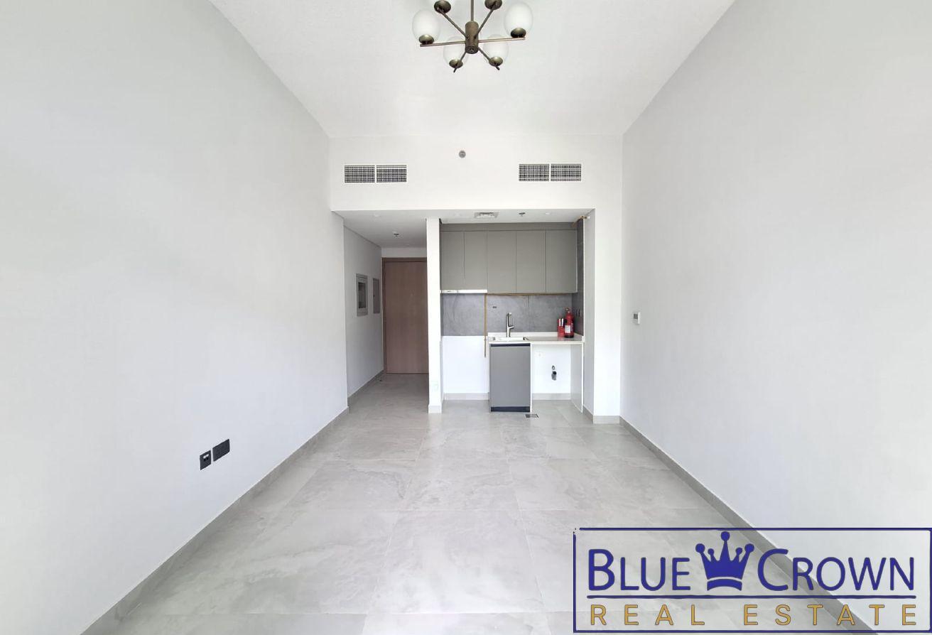 Bright Studio Apartment with Large Windows photo 4