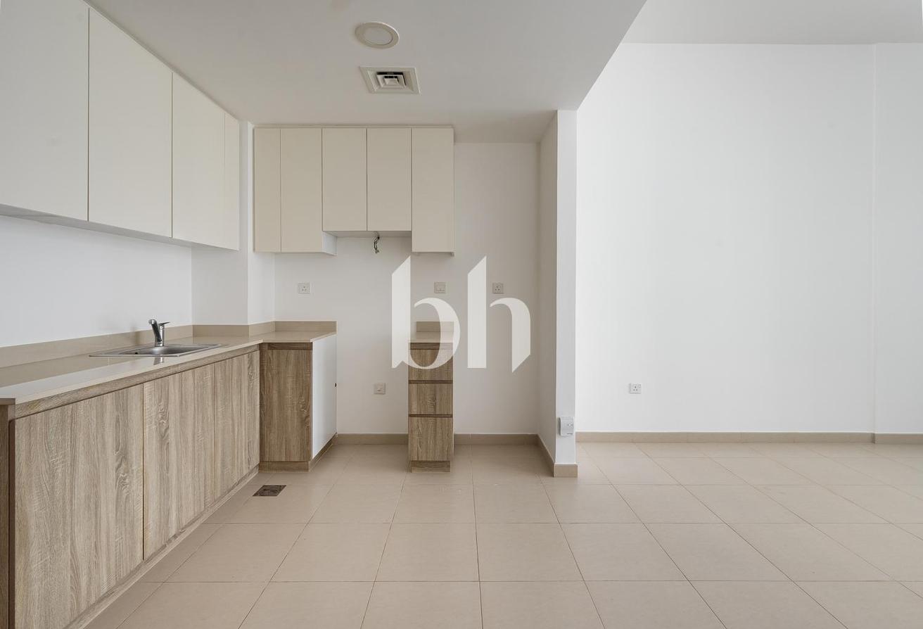 Unfurnished | Mid Floor | Managed | Vacant photo 5