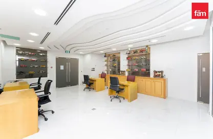 محل - استوديو - 2 حمامات للبيع في ون باي امنيات - الخليج التجاري - دبي