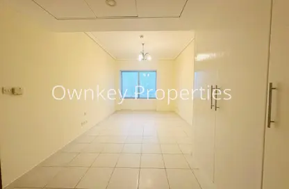 شقة - 3 غرف نوم - 3 حمامات للايجار في برج توينتي فرست سينشري - شارع الشيخ زايد - دبي