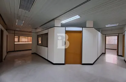 مكتب - استوديو - 2 حمامات للايجار في بناية سيتي سنتر - شارع حمدان - أبوظبي