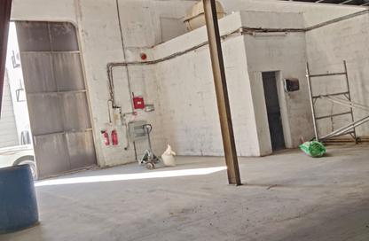 Warehouse - Studio - 1 Bathroom for rent in Umm Ramool - Dubai