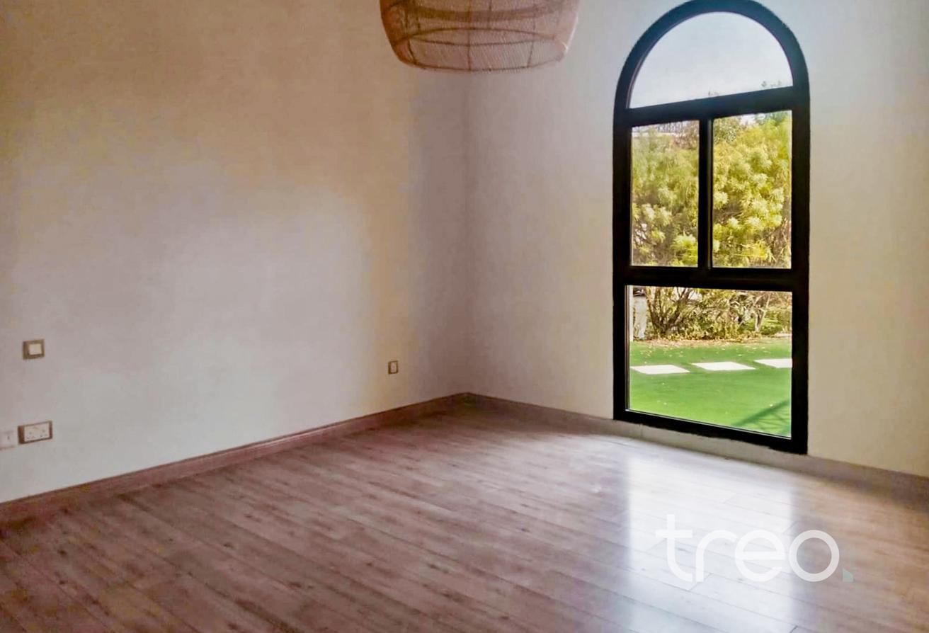 READY NOW | Large Corner Plot | Upgraded photo 9