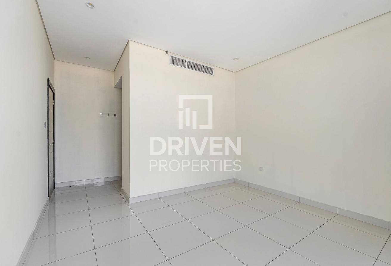 12 Cheques Option | Well Maintained | Prime Area photo 4