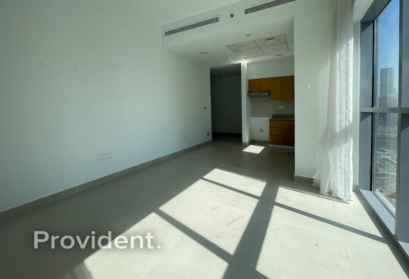 High Floor | Bright Unit | Vacant Now photo 4