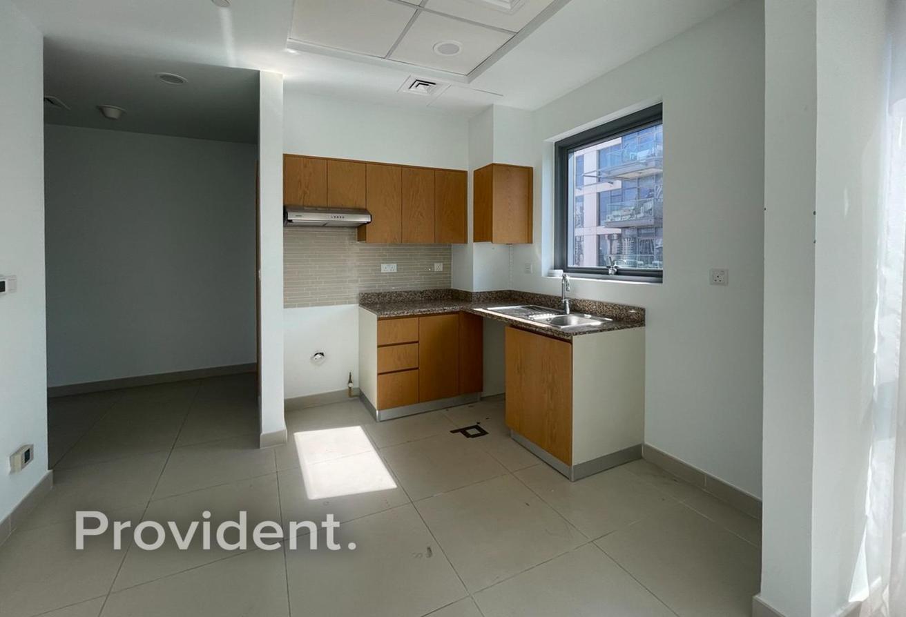 High Floor | Bright Unit | Vacant Now photo 3