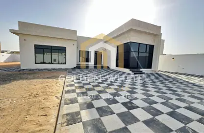 Villa - 3 Bedrooms - 2 Bathrooms for rent in Al Aweer 1 - Al Aweer - Dubai