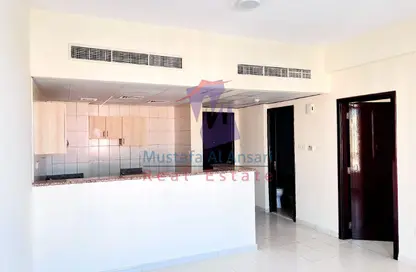 شقة - غرفة نوم - 2 حمامات للايجار في كآي08 - طراز يوناني - المدينة العالمية - دبي