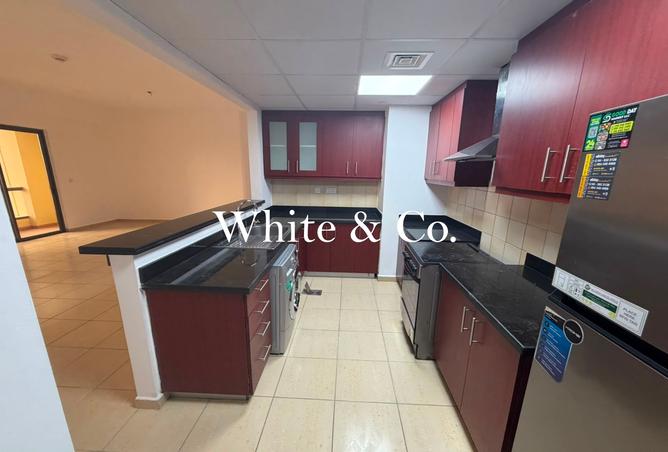 Spacious Layout | Vacant | Community View photo 3