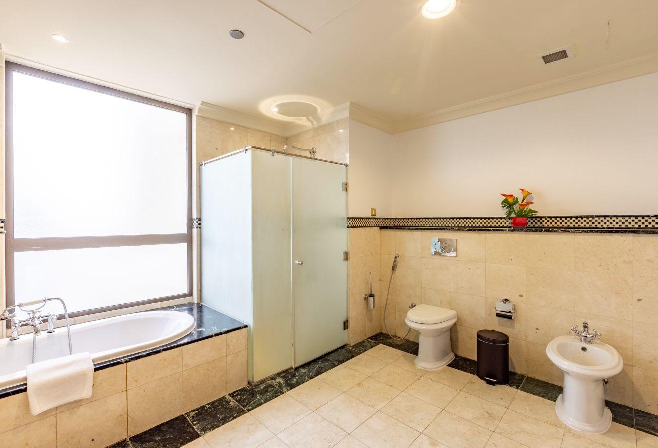 PRIVATE POOL l SPACIOUS PENTHOUSE l HEART OF JBR photo 14
