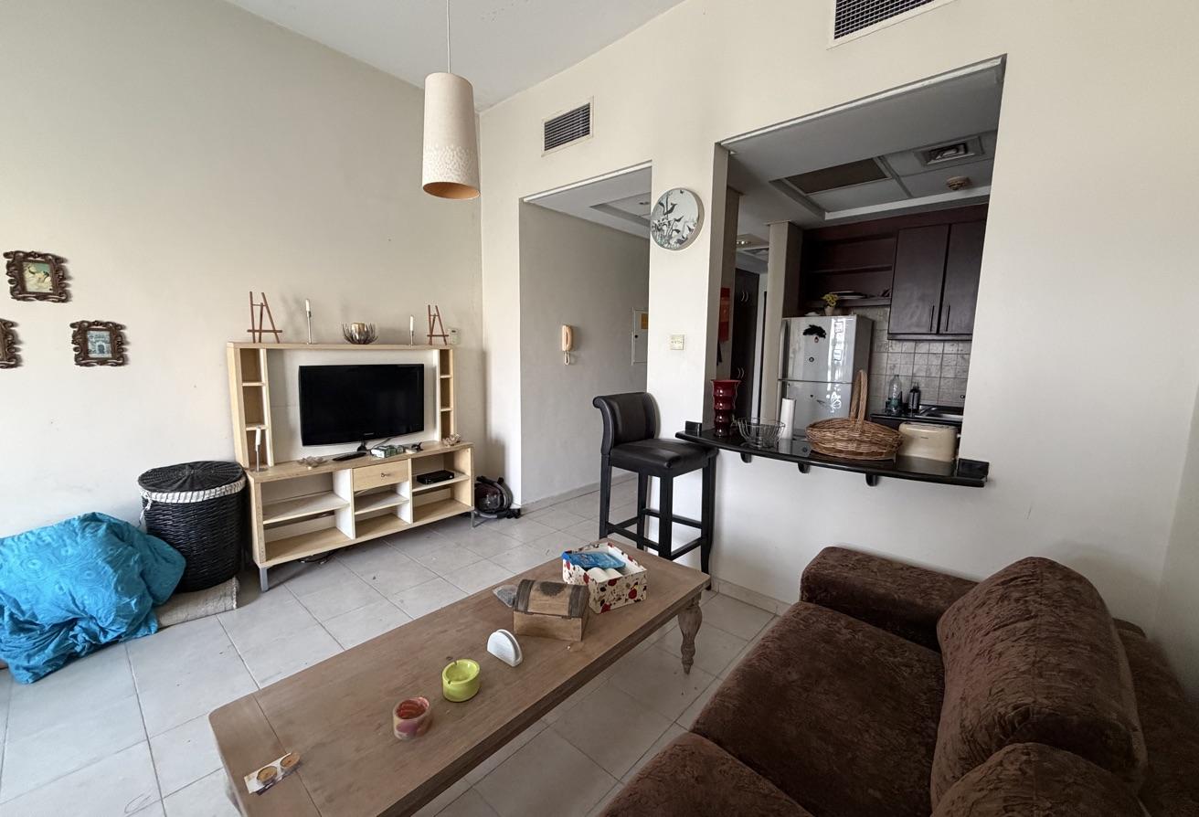 Furnished Studio | Well Maintained | Near to Metro photo 4