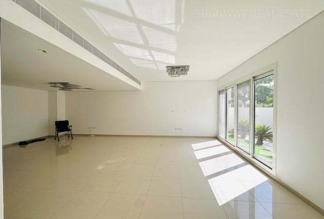 98717009 - Property Image 3