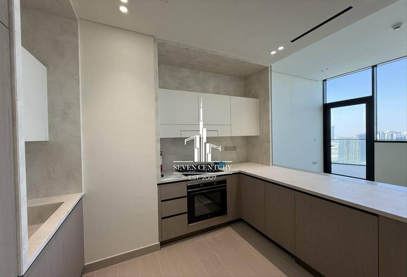 1 BHK Unfurnished | High Floor with Skyline Views photo 9
