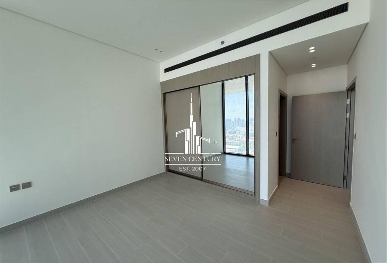 1 BHK Unfurnished | High Floor with Skyline Views photo 4