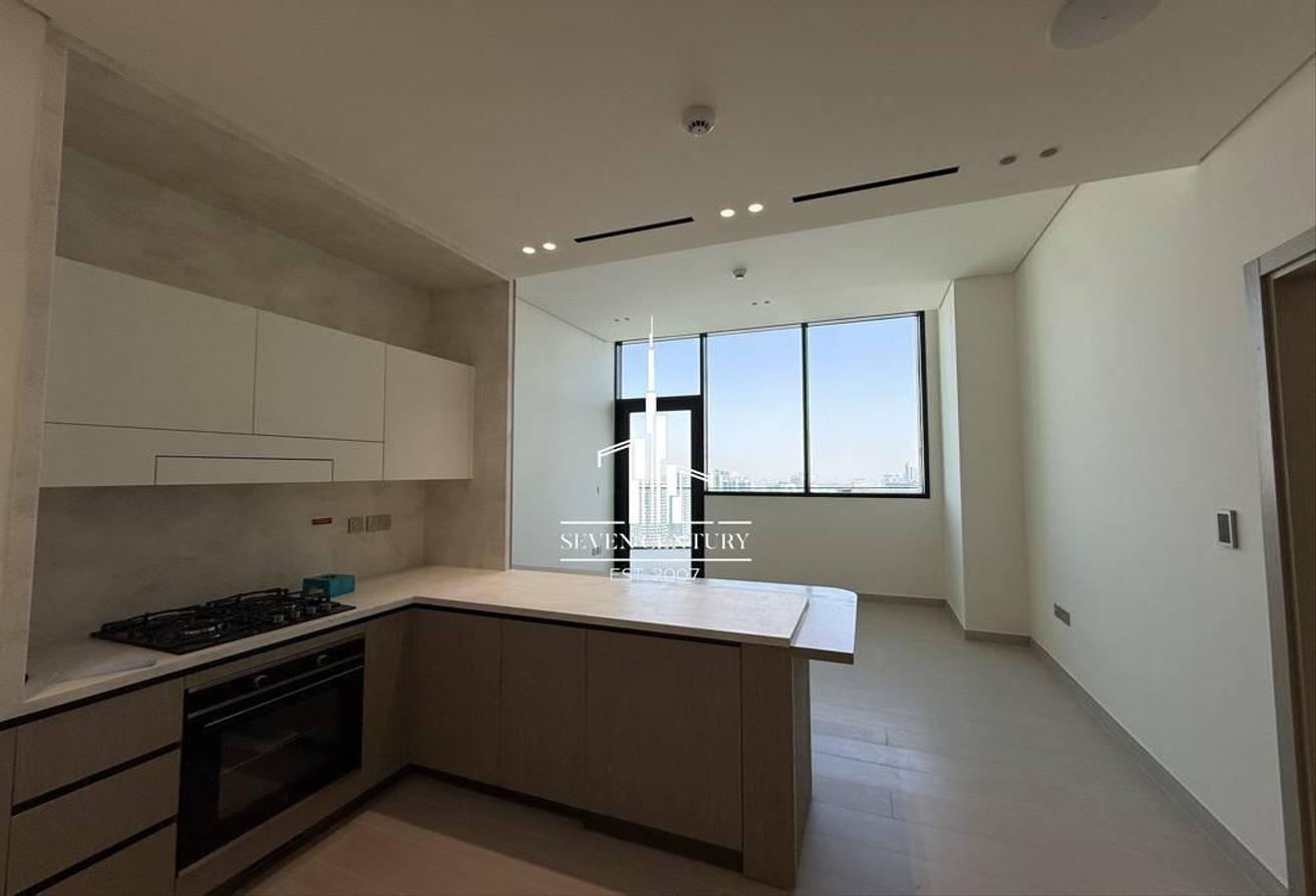 1 BHK Unfurnished | High Floor with Skyline Views photo 8