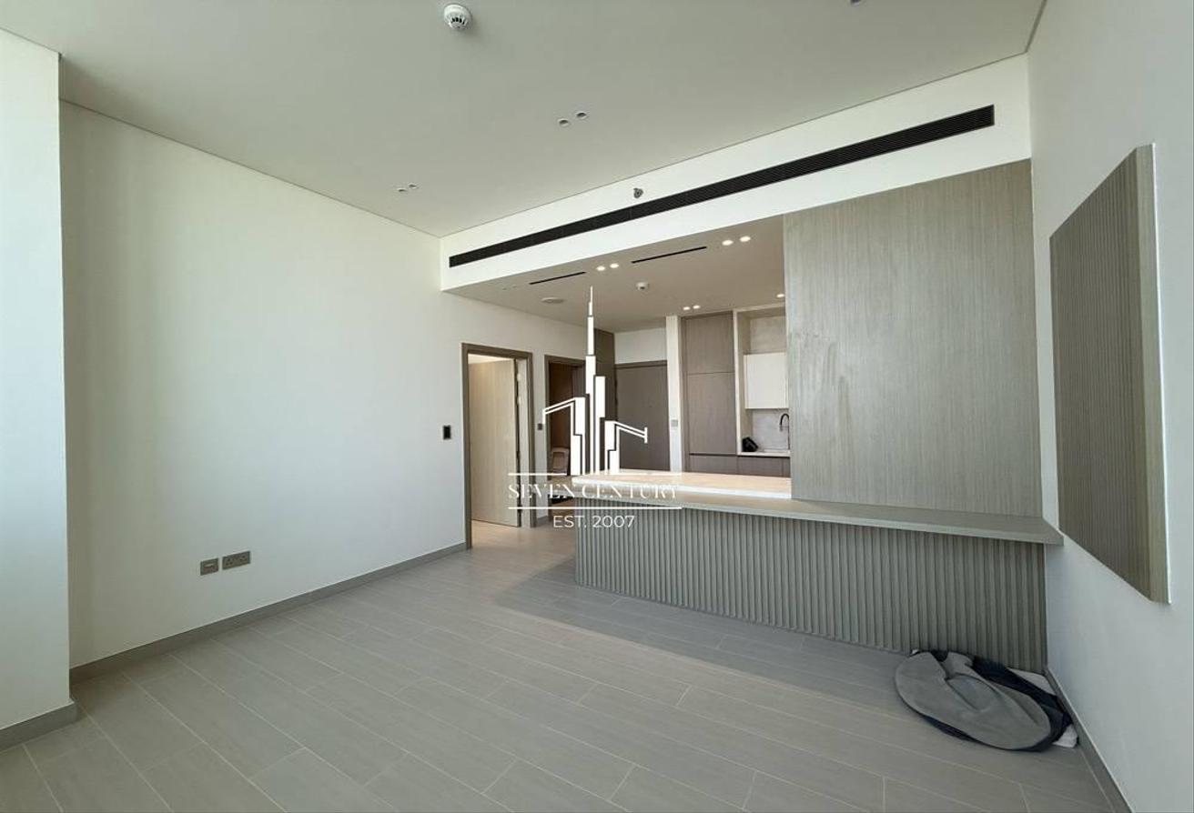 1 BHK Unfurnished | High Floor with Skyline Views photo 11