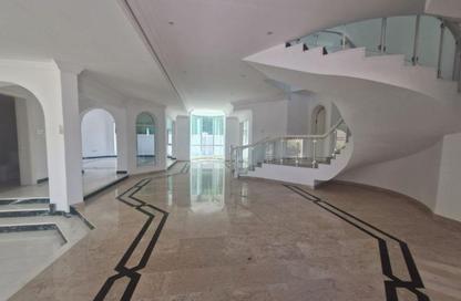 Villa - Studio - 5 Bathrooms for rent in Jumeirah 1 - Jumeirah - Dubai