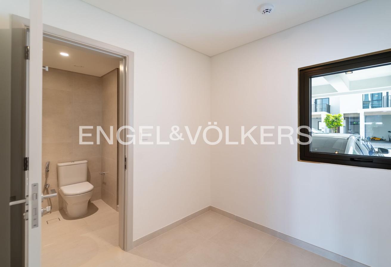 Corner Unit l Vacant Now l Near amenities photo 5