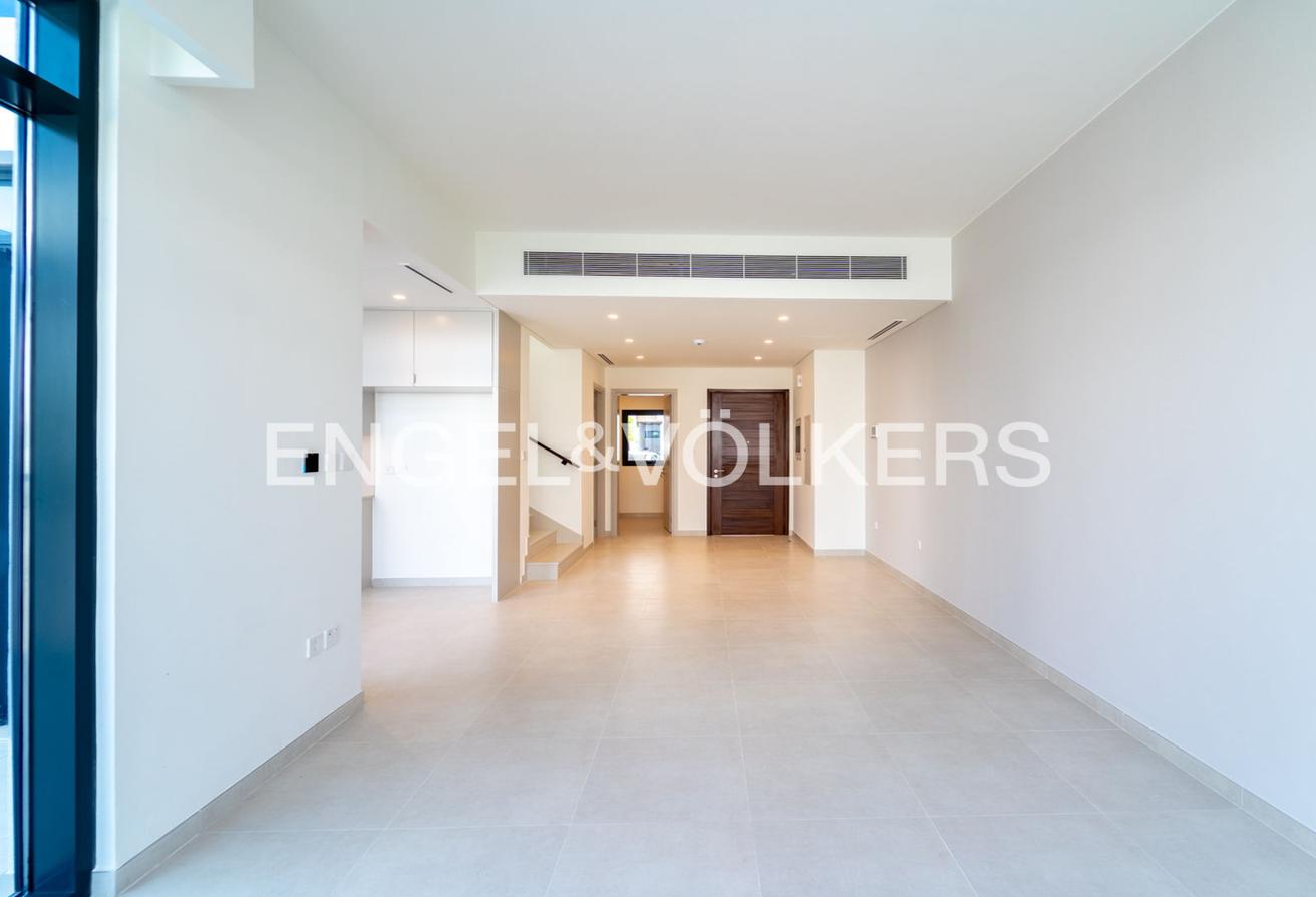 Corner Unit l Vacant Now l Near amenities photo 4