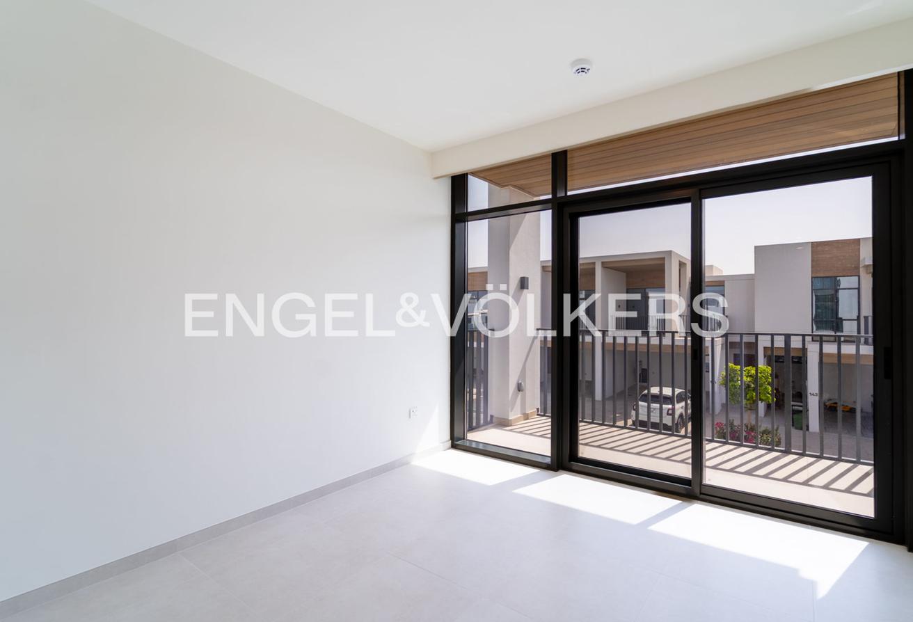 Corner Unit l Vacant Now l Near amenities photo 13