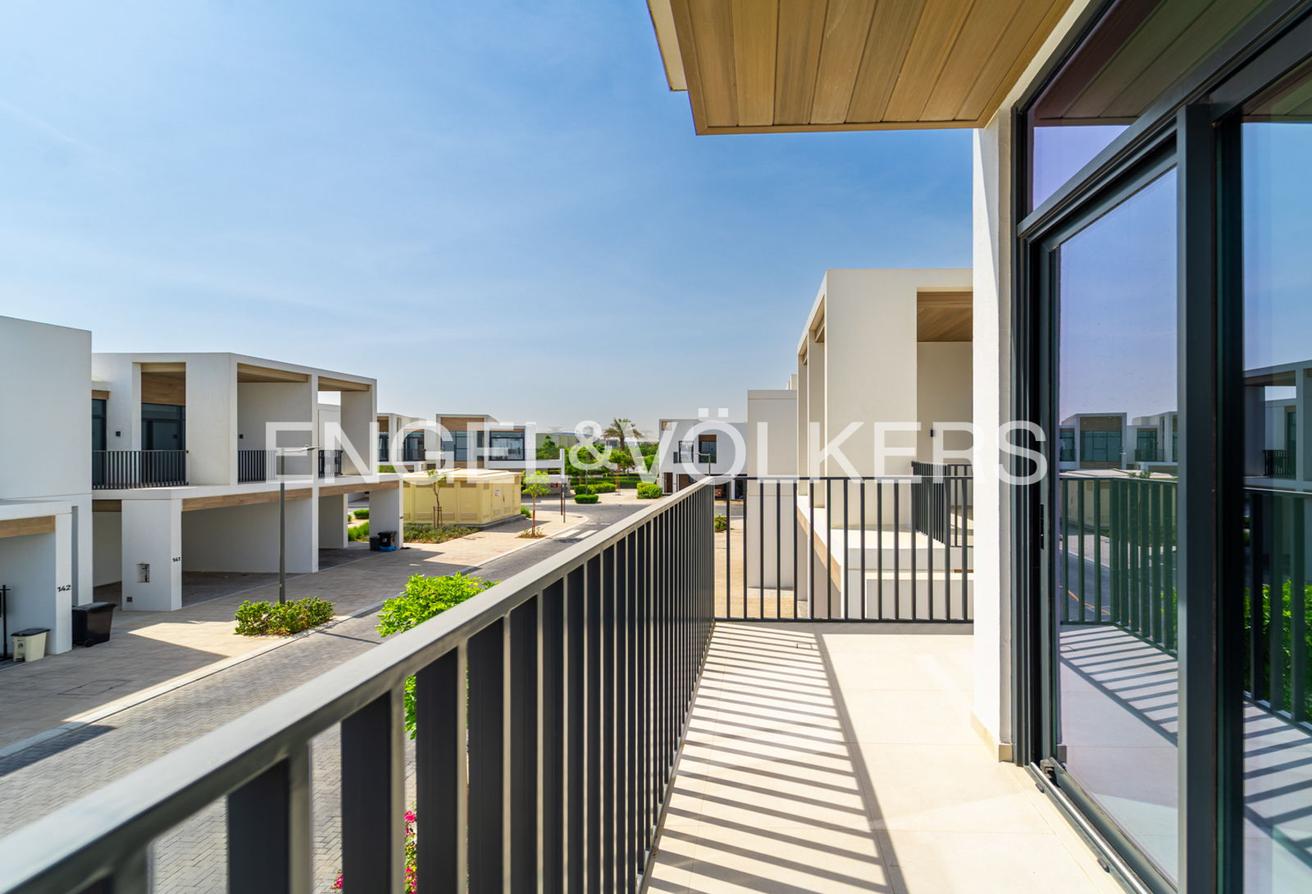 Corner Unit l Vacant Now l Near amenities photo 6