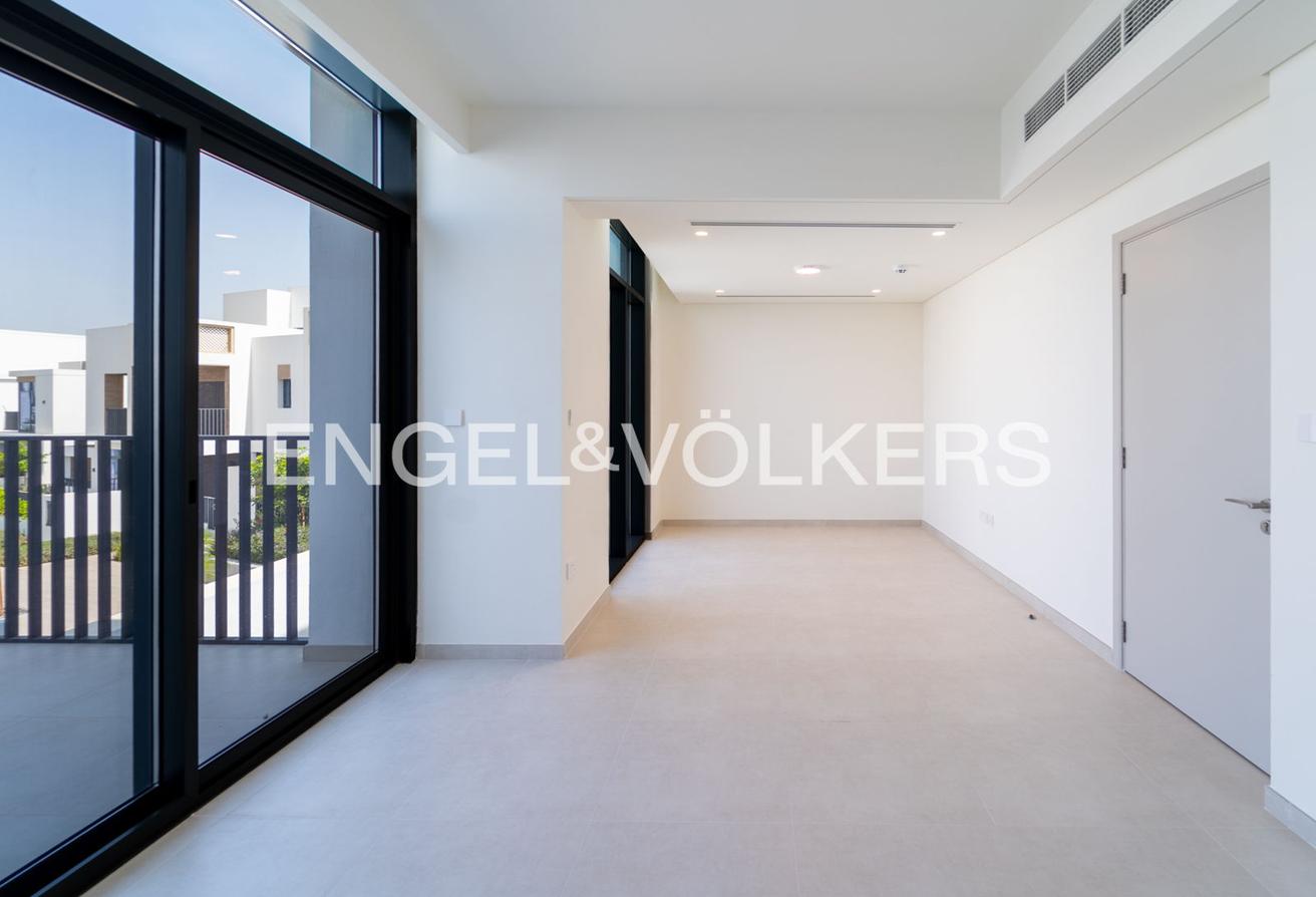 Corner Unit l Vacant Now l Near amenities photo 12