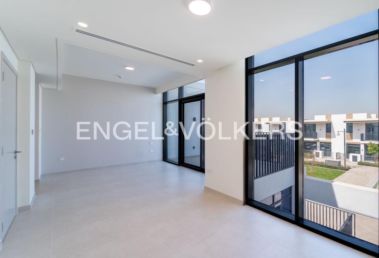 Corner Unit l Vacant Now l Near amenities photo 11