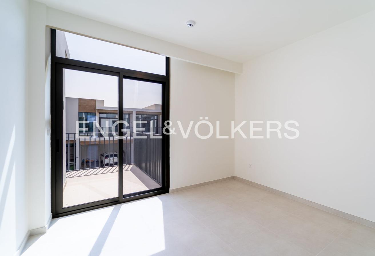 Corner Unit l Vacant Now l Near amenities photo 9