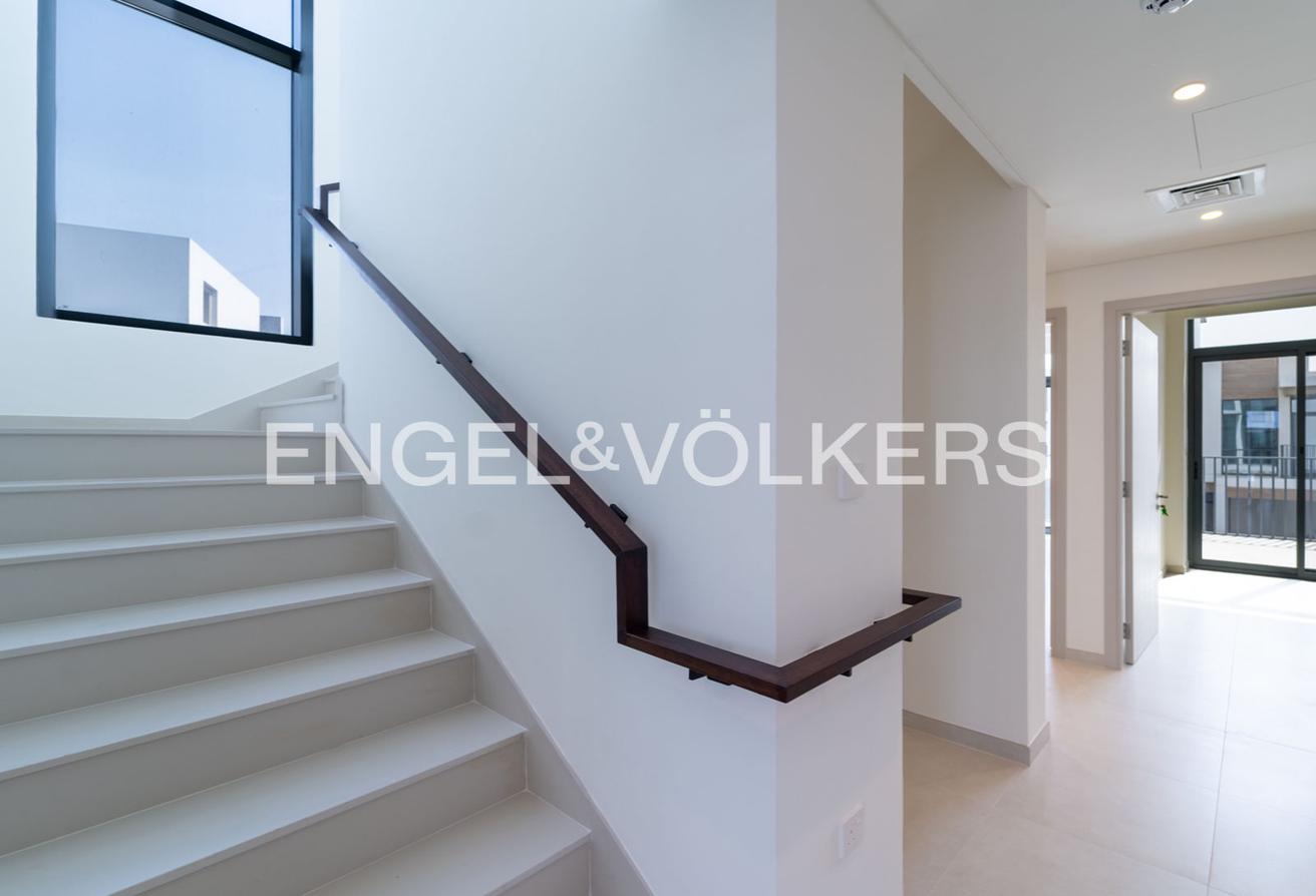 Corner Unit l Vacant Now l Near amenities photo 8