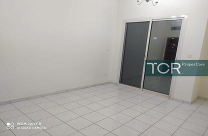 شقة - غرفة نوم - 2 حمامات للايجار في واي-11 - طراز إنجليزي - المدينة العالمية - دبي