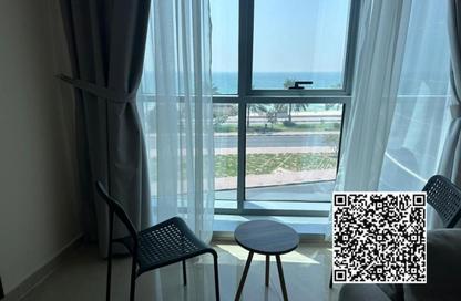 شقة - غرفة نوم - 2 حمامات للايجار في مساكن كورنيش عجمان - طريق كورنيش عجمان - عجمان