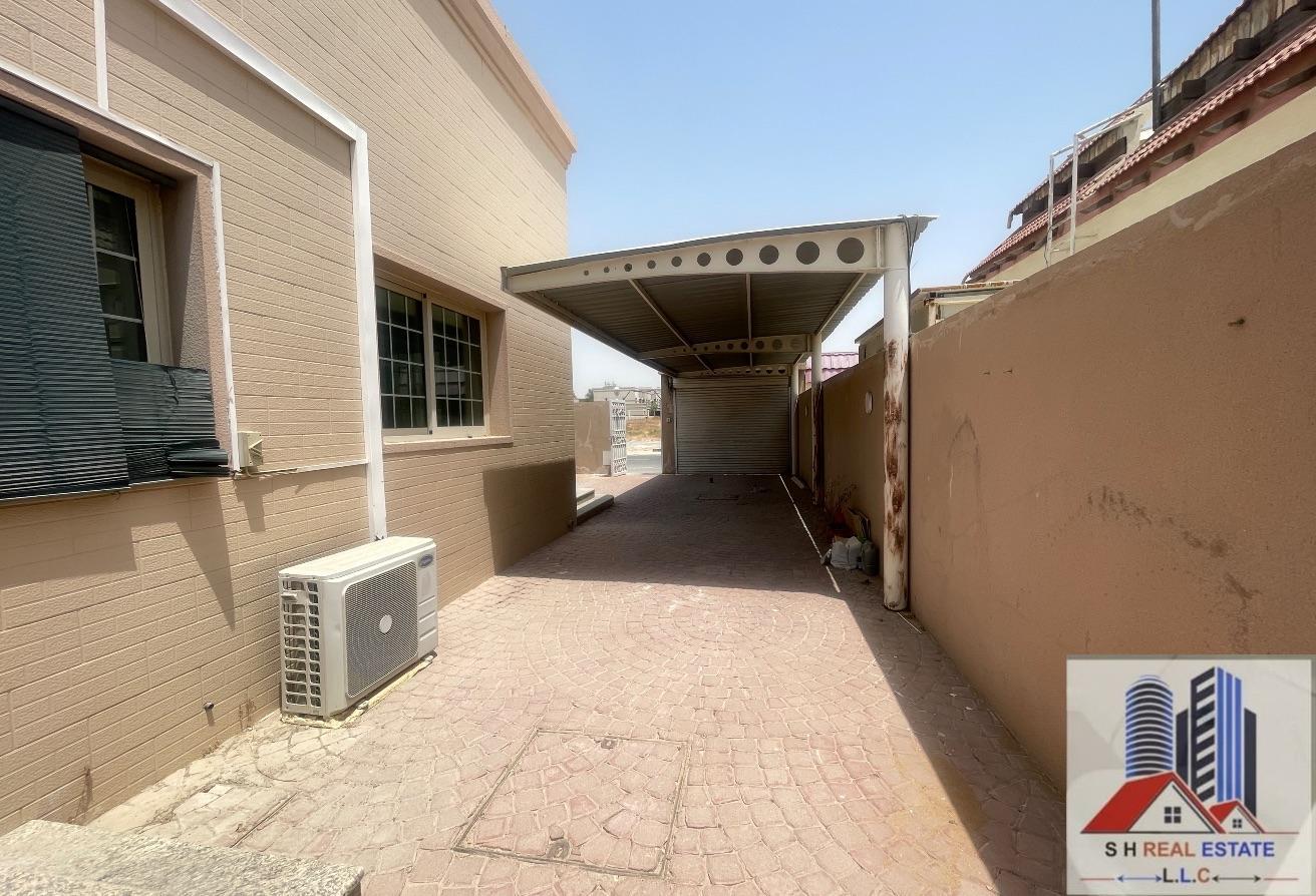 3 BR Villa in Mirdif with Landmark View photo 7