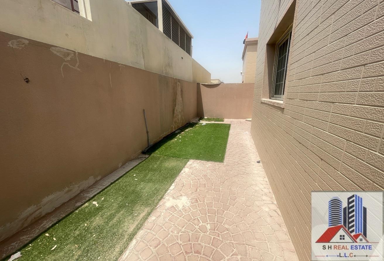 3 BR Villa in Mirdif with Landmark View photo 9