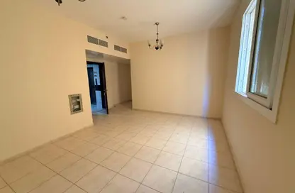 شقة - 2 غرف نوم - 2 حمامات للايجار في المجرة - الشرق - الشارقة