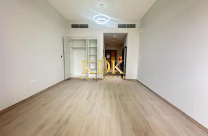 شقة - 1 حمام للايجار في برج سينشري - الخليج التجاري - دبي