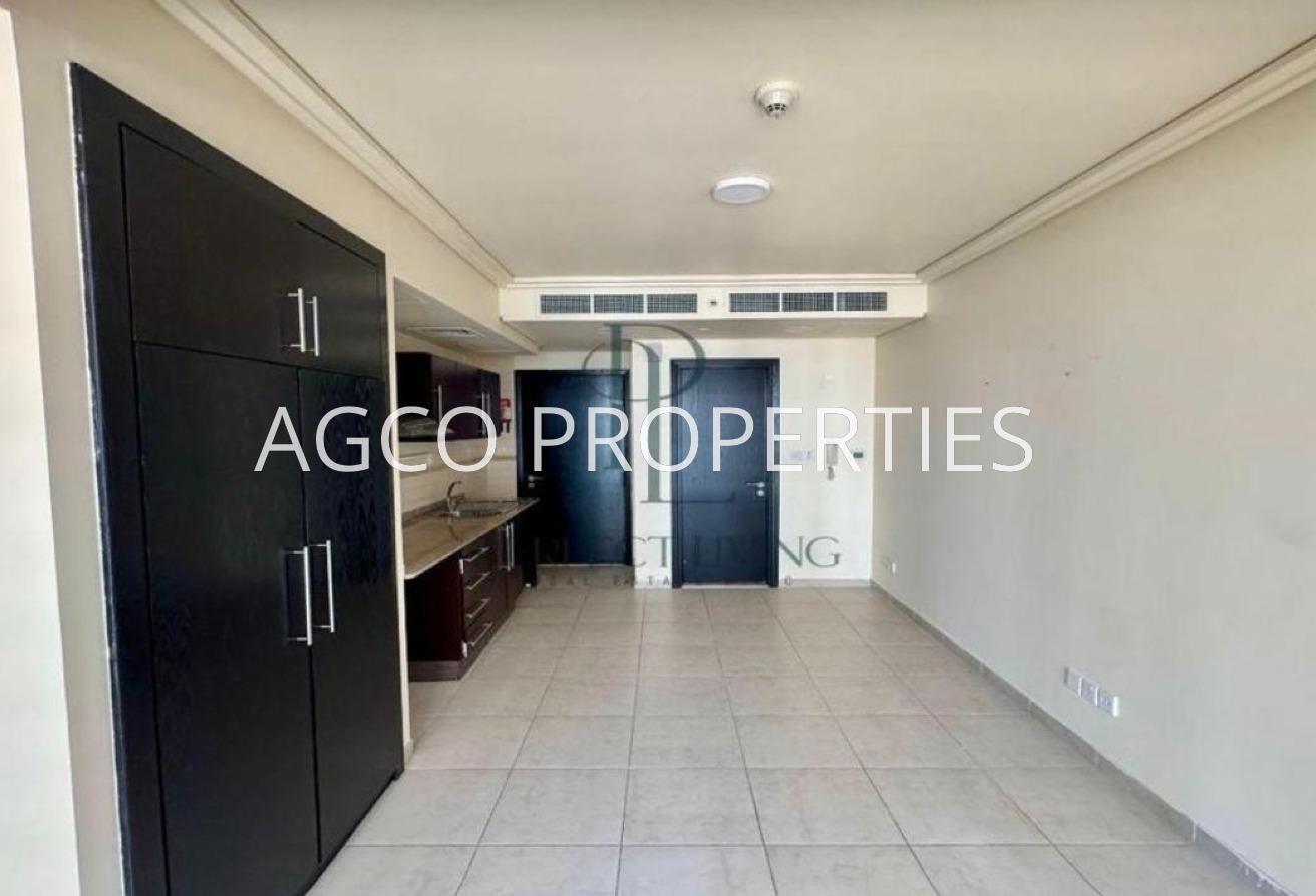 LAKE VIEW || GOOD LOCATION || Upgraded photo 4