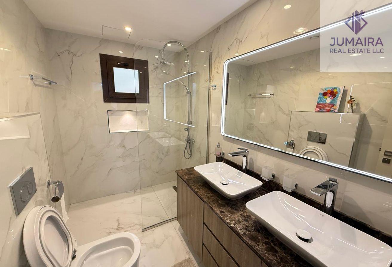 Rare 5BR Duplex | Fully Upgraded & Extended