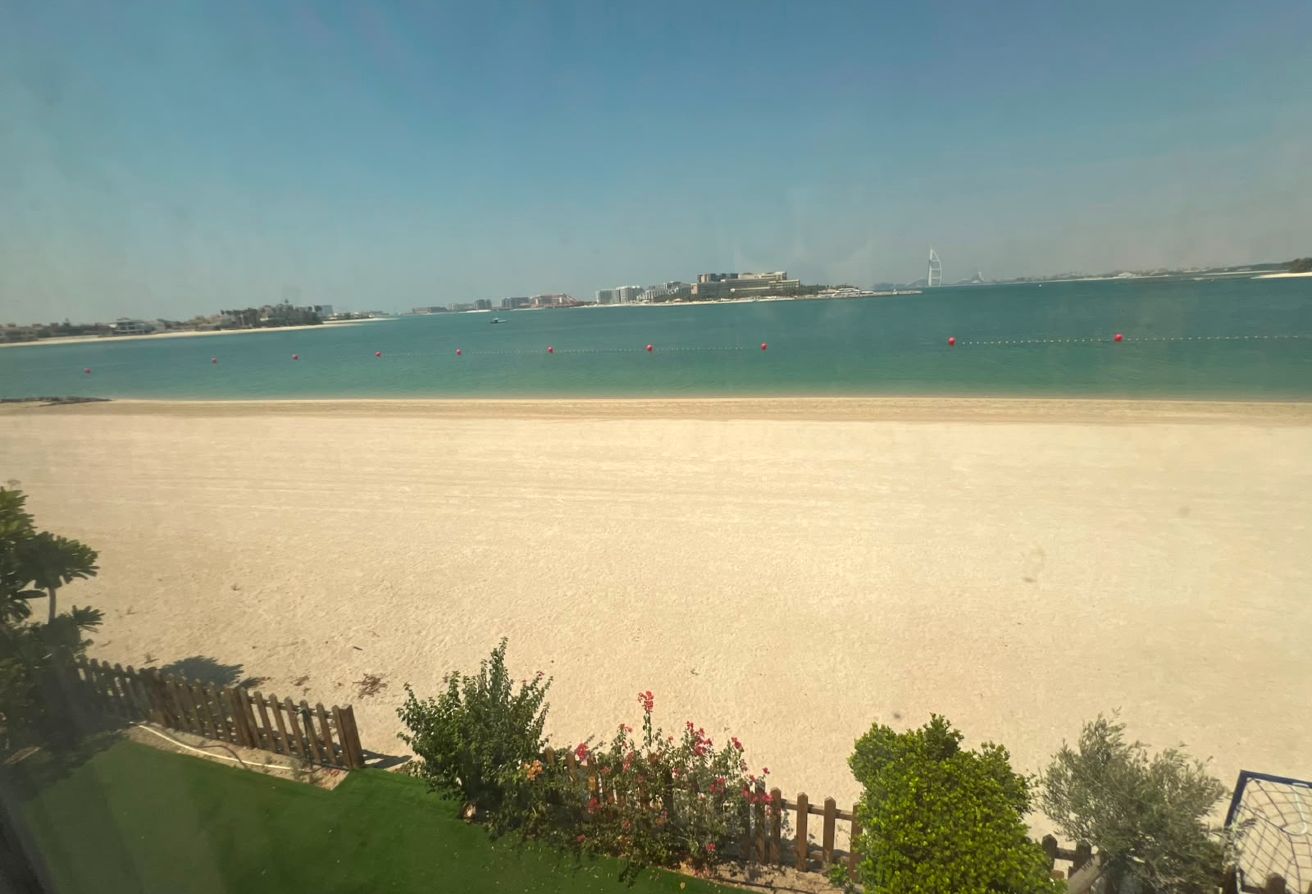 5BR TOWNHOUSE | PRIVATE GARDEN | BEACH ACCESS gallery image