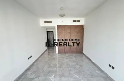 شقة - 2 غرف نوم - 2 حمامات للايجار في شارع جمال عبد الناصر - المجاز - الشارقة