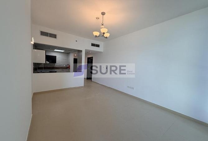 Spacious | Unfurnished | Prime Area | Modern photo 3