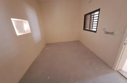 Apartment - 5 Bedrooms - 5 Bathrooms for rent in Al Sabkha - Al Riqqa - Sharjah