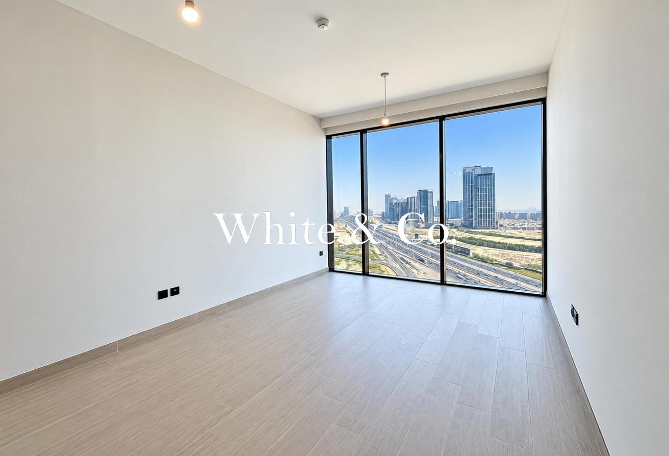 Corner unit | Vacant | Large Balcony photo 4