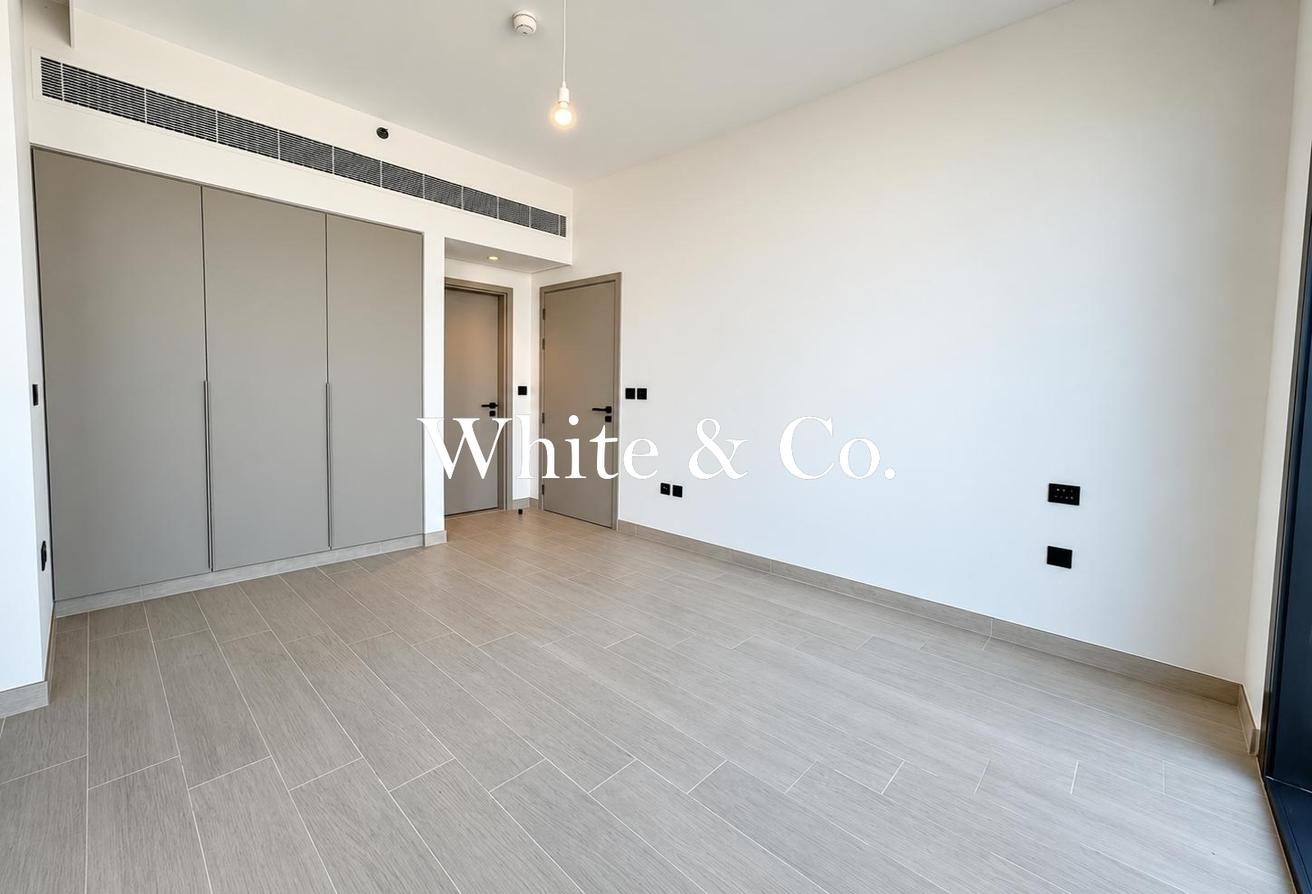 Corner unit | Vacant | Large Balcony photo 8