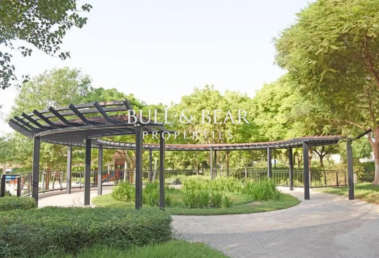 Spacious 5BR | Near Pool & Park | Modern Style photo 10